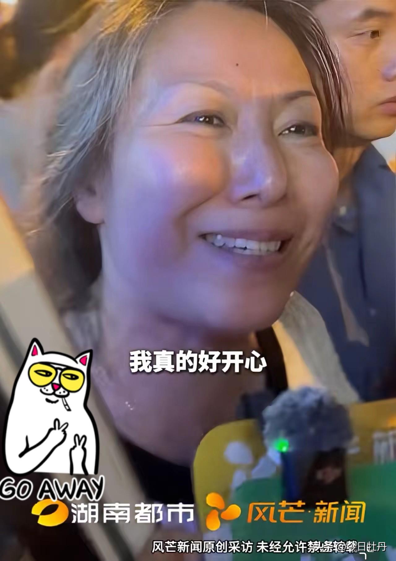 紫雅妈妈终于笑了，女孩被害两年多以来，第一次看到了紫雅妈妈的笑容。今天的二审