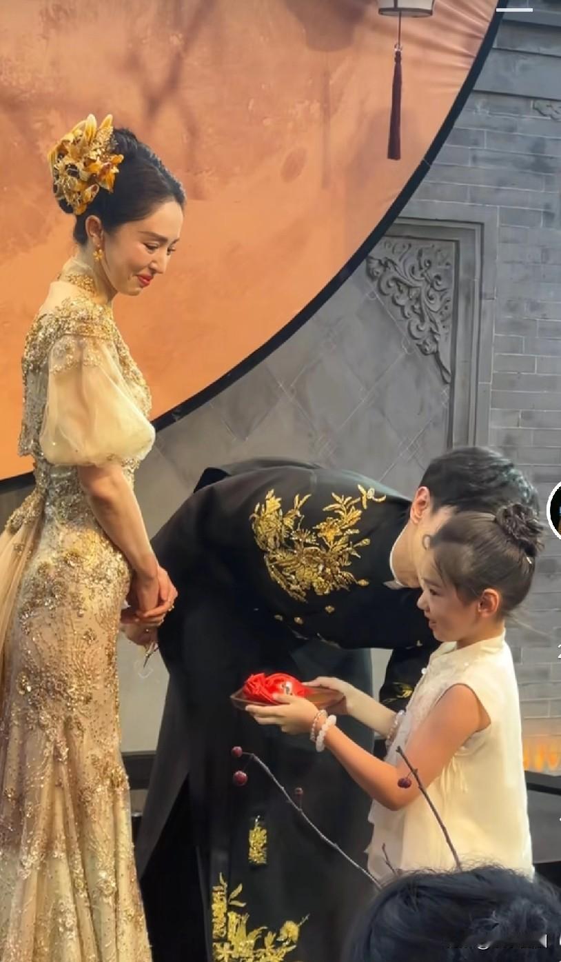 恍惚看见富察容音嫁给袁春望了小酒窝长大了，男方想亲她，下意识躲了一下大胆猜