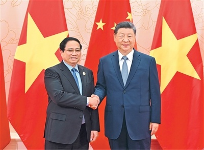 习近平会见越南总理范明政