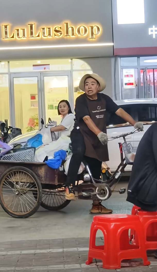 大爷蹬了大半辈子三轮…居然在街上看见比他腿更有劲的