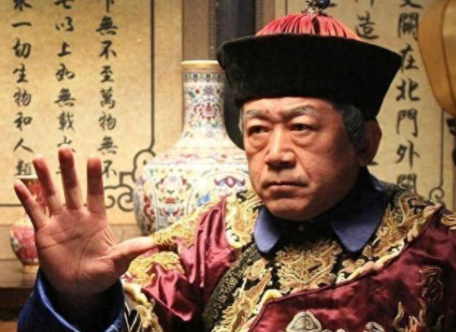 太监，这深宫中沉默的影子，背负残缺之身，却侍奉着至高无上的帝后。净身入宫，本为绝