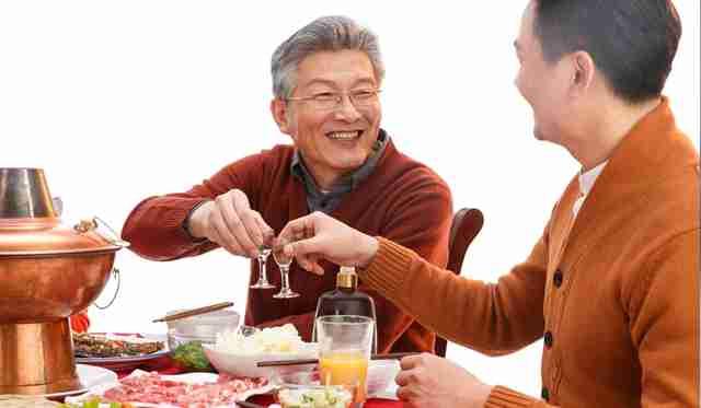 40多岁中年男人，一顿喝一斤白酒断片！看似死要面子，实则满是心酸。前天饭局