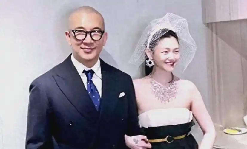 以为是人设崩塌，实则是装不下去了。那个曾经在大S墓前哭得死去活来，被全网封为绝