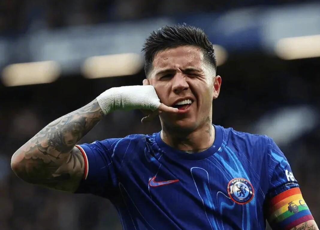 据阿根廷著名记者VeronicaBrunati的消息，该记者更新了恩佐与切尔西