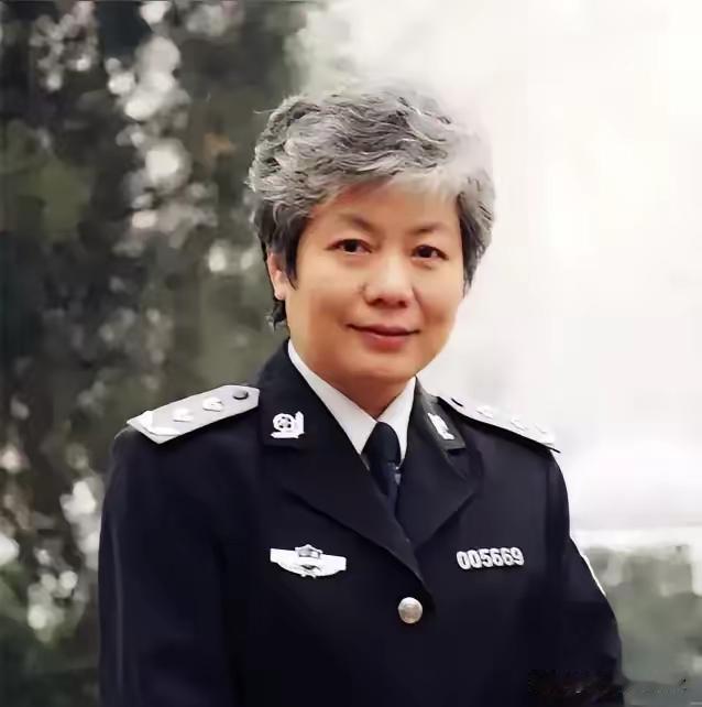 李玫瑾说：“与人聊天，少说自己的孩子。如果孩子表现不好，通过你的嘴说出去了，孩子