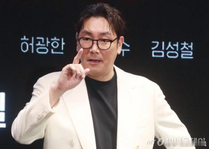 多位演员控诉被赵震雄施暴赵震雄方回应成名后仍施暴据韩媒，多位演员、导演控诉赵震