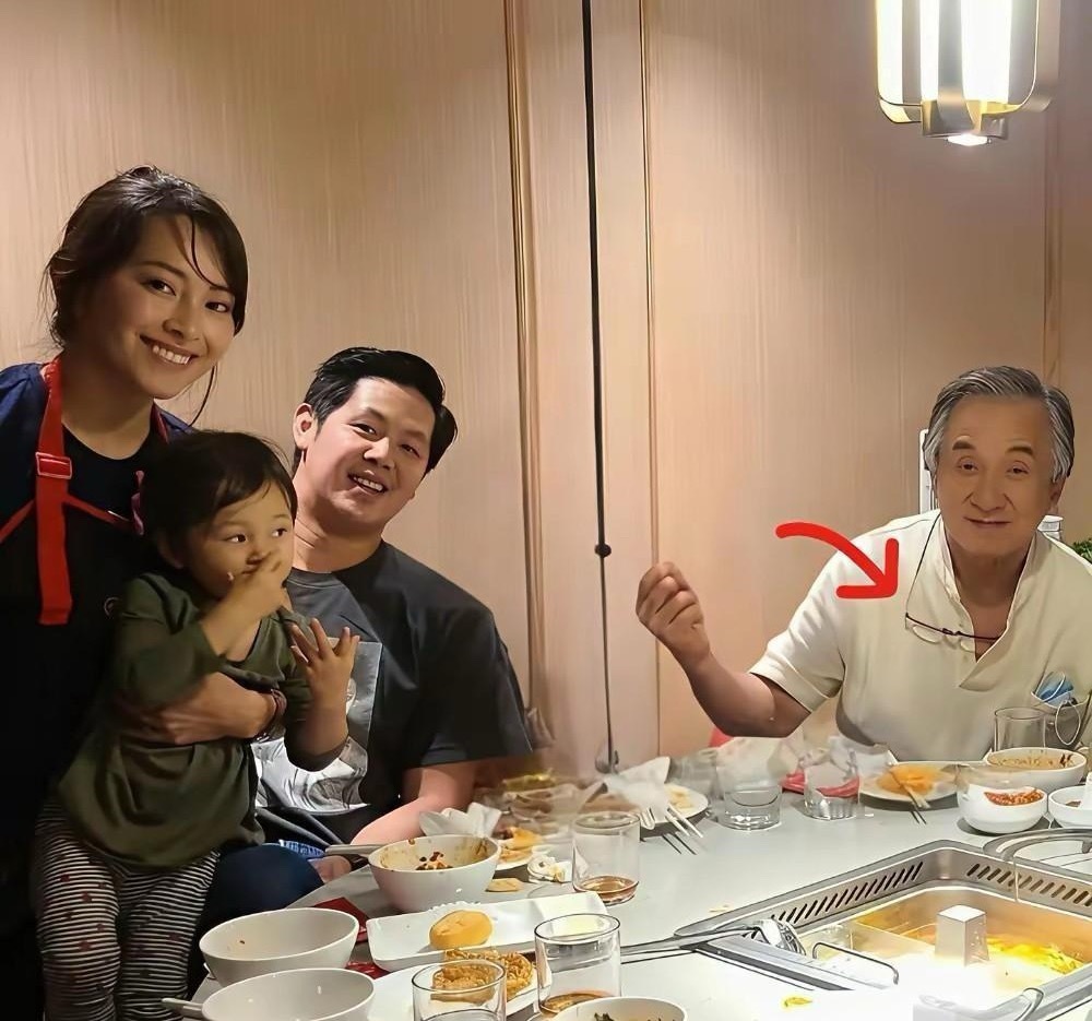 天呐，这是71岁的成龙吗？怎么看起来比普通人还要老。照片中，71岁的成龙目前头发