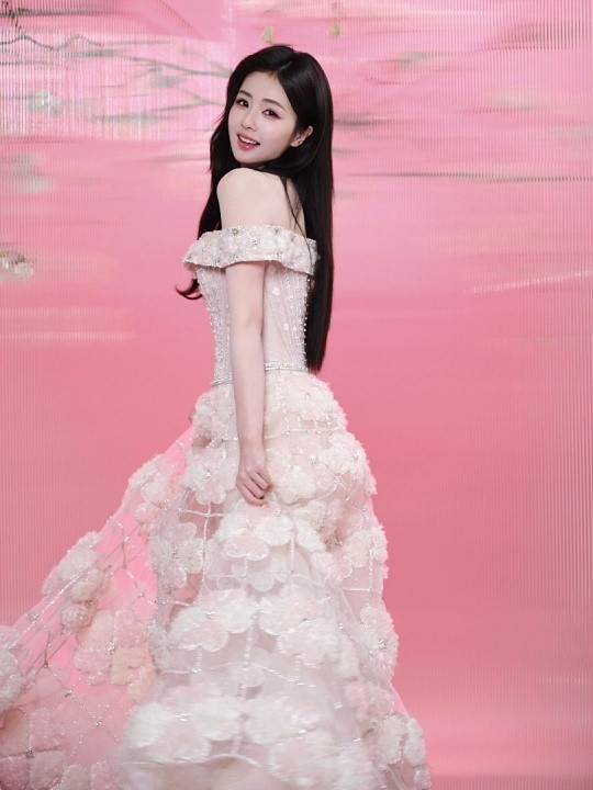 白鹿春日玉兰粉裙白鹿这身春日玉兰粉裙真的太绝了！浅粉柔纱自带柔光滤镜，和玉兰花的