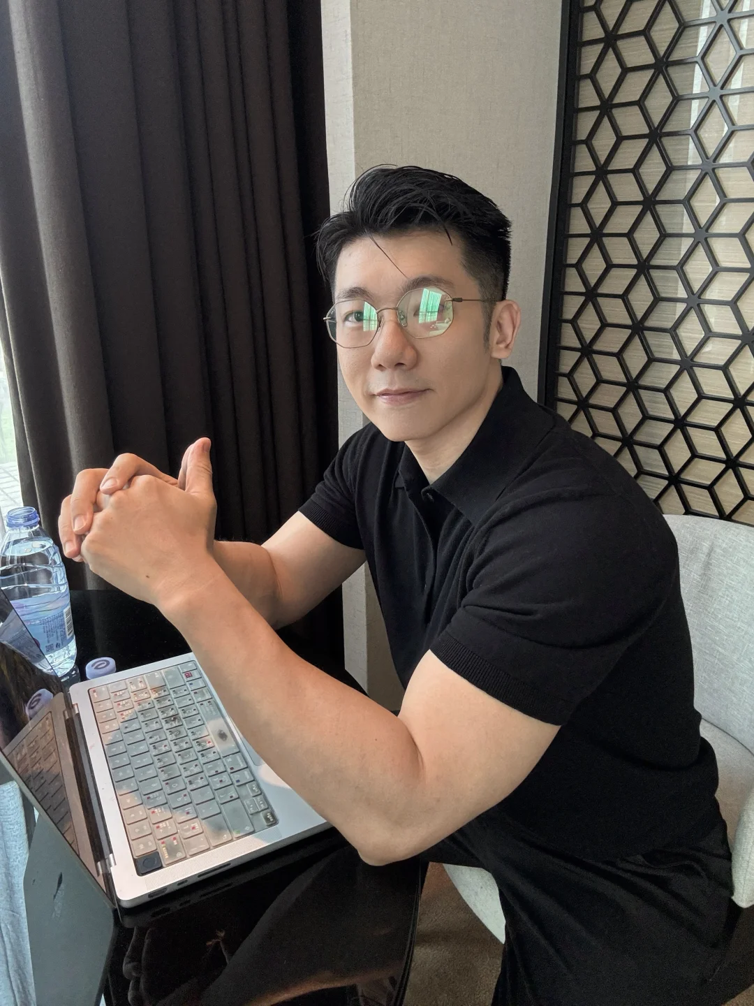 不张扬、不讨好，这才是男人该有的态度