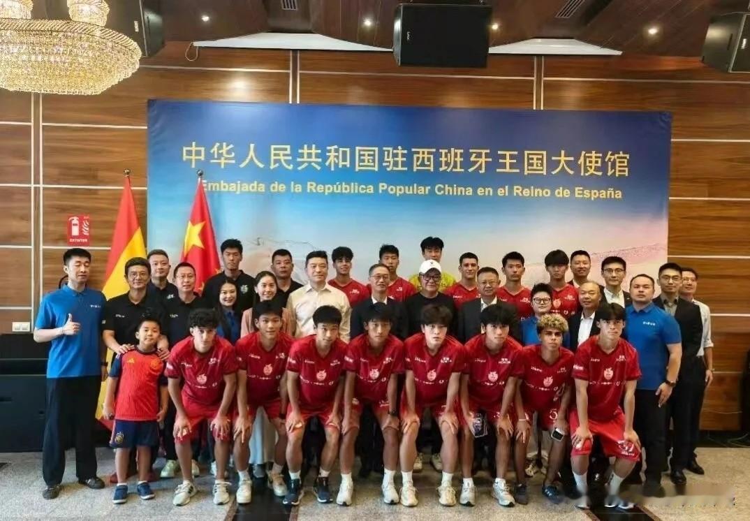 近日，网易新闻以“爆冷”形容昨夜中国足球小将与巴塞罗那的1:1平局。但看过全