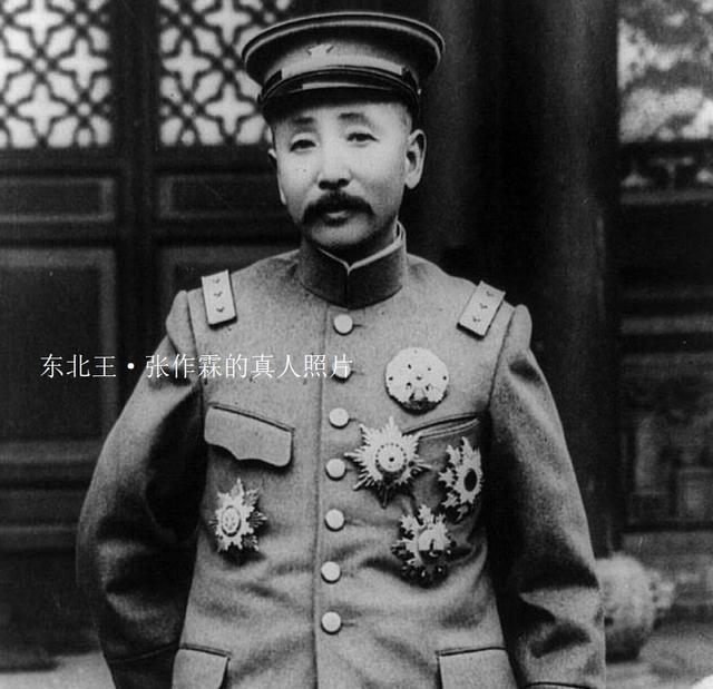 1912年，张作霖用马鞭狠抽张学良，夫人们纷纷跪倒为其求情，张作霖一瞪：“谁敢求