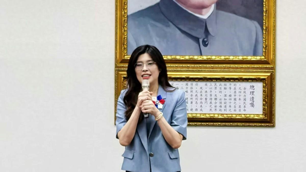 这操作，真是绝了！日本首相在那头刚放完狠话，台湾岛内自己人倒先吵起来了！郑丽文指