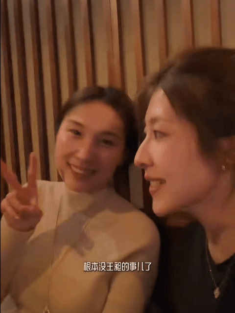 乒乓球运动员钱天一与男友羽毛球运动员王昶，一起同友人聚餐，帅男靓女超级登对！与