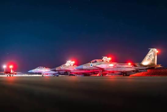 德黑兰市中心震耳欲聋、全城震颤！100架以色列战机正在，炸烂伊朗最高权力中枢机构