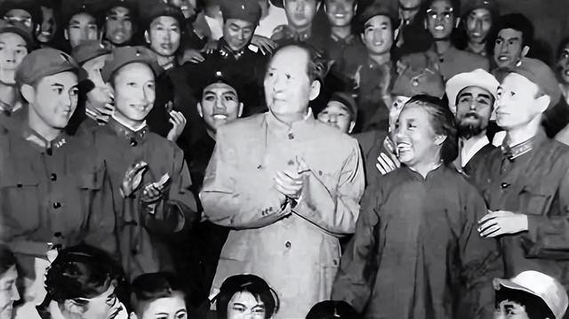 1949年北京黑帮挑衅毛主席,罗瑞卿立即下令扫黑:枪毙三霸一虎