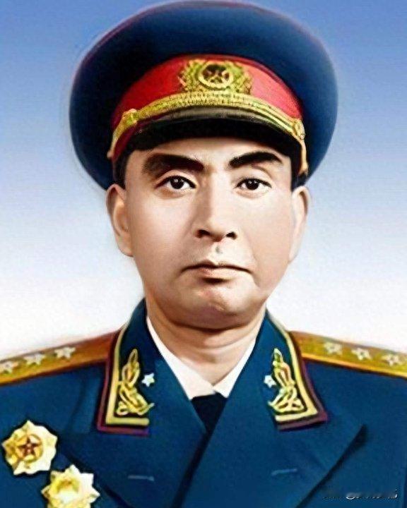 1949年11月，解放军司令员杨勇刚回到房中，马上就被人用枪抵在了后脑勺上：“别