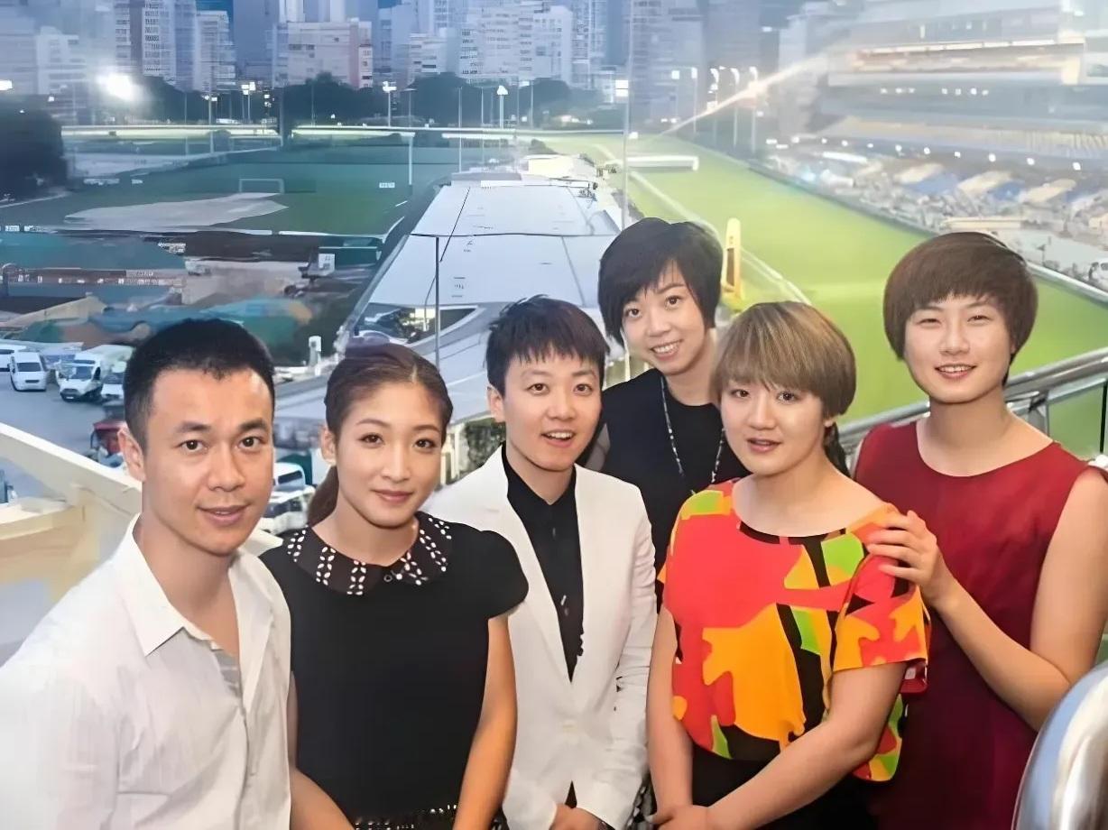 2016年国乒访问香港的一张合影，我只认出了穿红色礼裙的丁宁和穿黑色礼裙的张怡宁