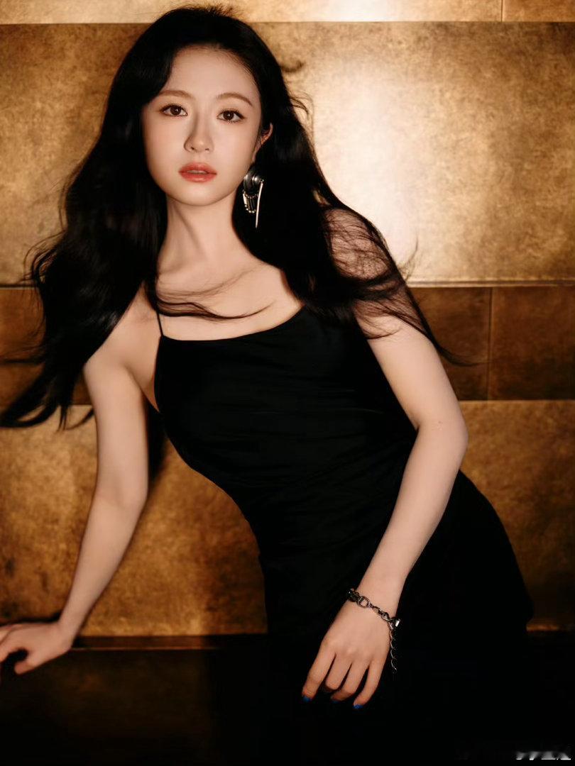 李兰迪吊带黑裙，好清纯的美啊！