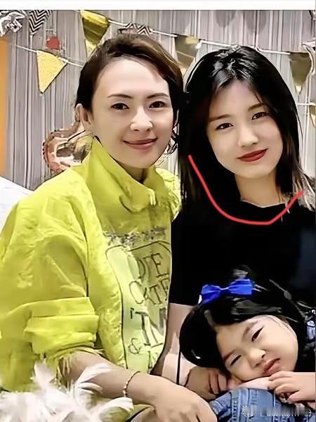 现在最不能接受的不是汪峰也不是苟荟婕，更不是森林北，而是把小苹果当女儿培养的章