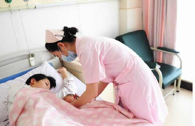 产妇生下双胞胎后, 这件事婆婆坚持了一百天