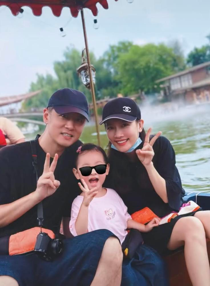 任重和孙骁骁这种不表演的幸福，才是娱乐圈最稀缺的东西。假期带女儿去秦皇岛玩，任重全程把三岁的“嘻姐”