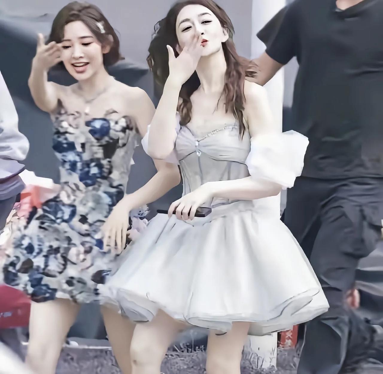 五十岁皮肤白皙李小冉，跟38岁唐艺昕站一块分不清谁是姐谁是妹李小冉最近在《乘风