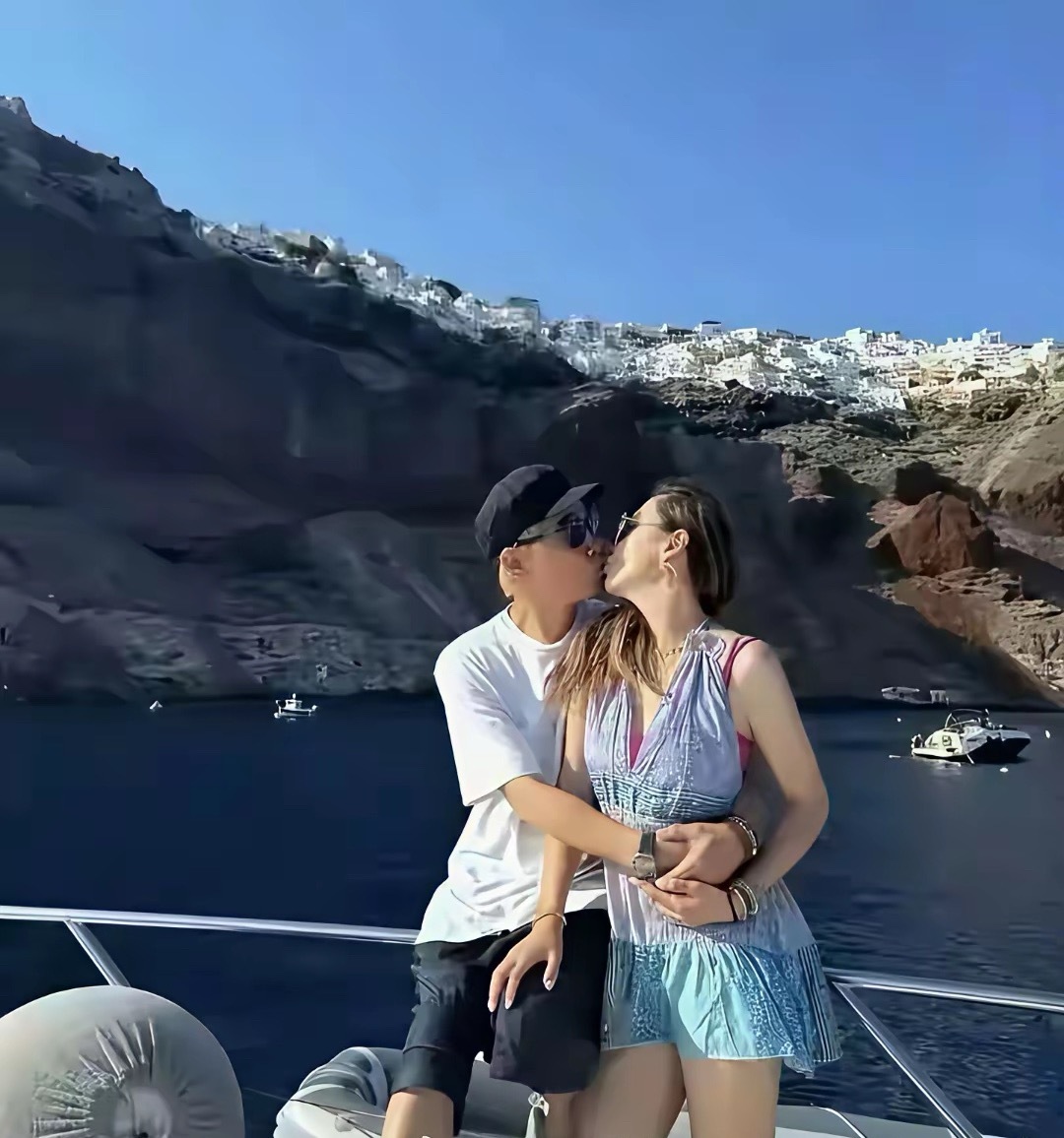 58岁陈小春带妻迪拜旅游，小16岁娇妻应采儿逆龄如少女！