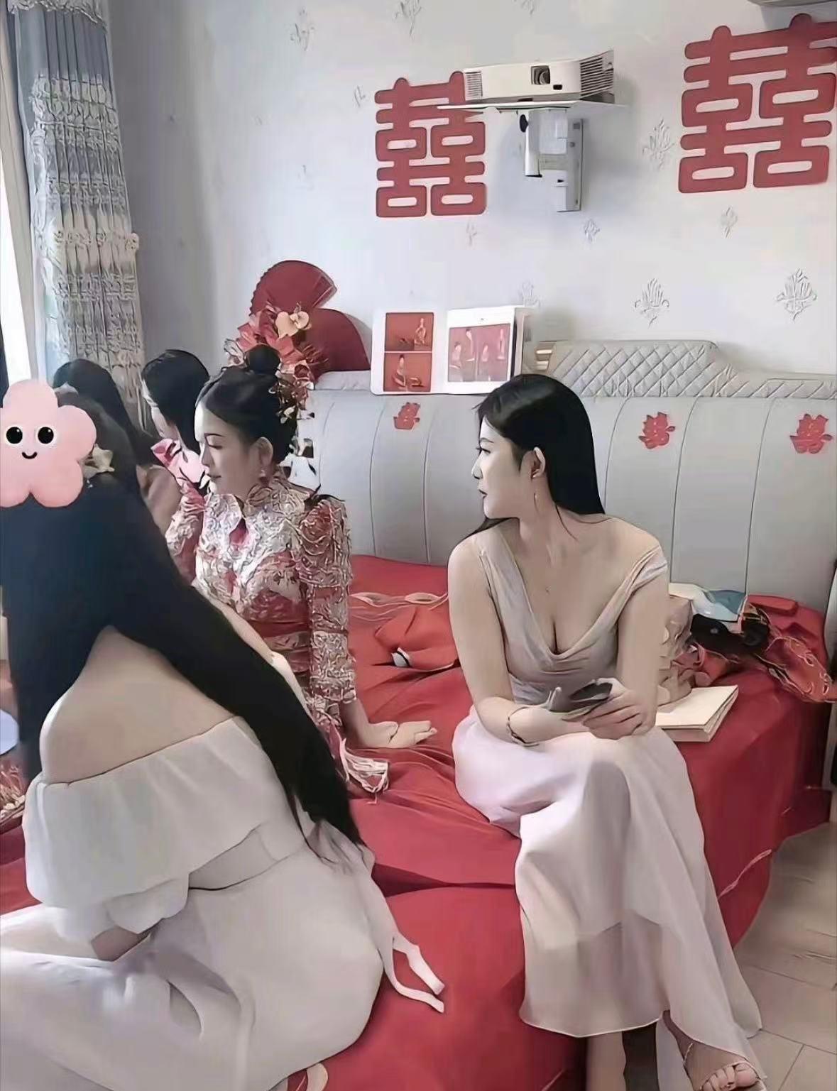 新娘的风头全被伴娘抢走了​​​