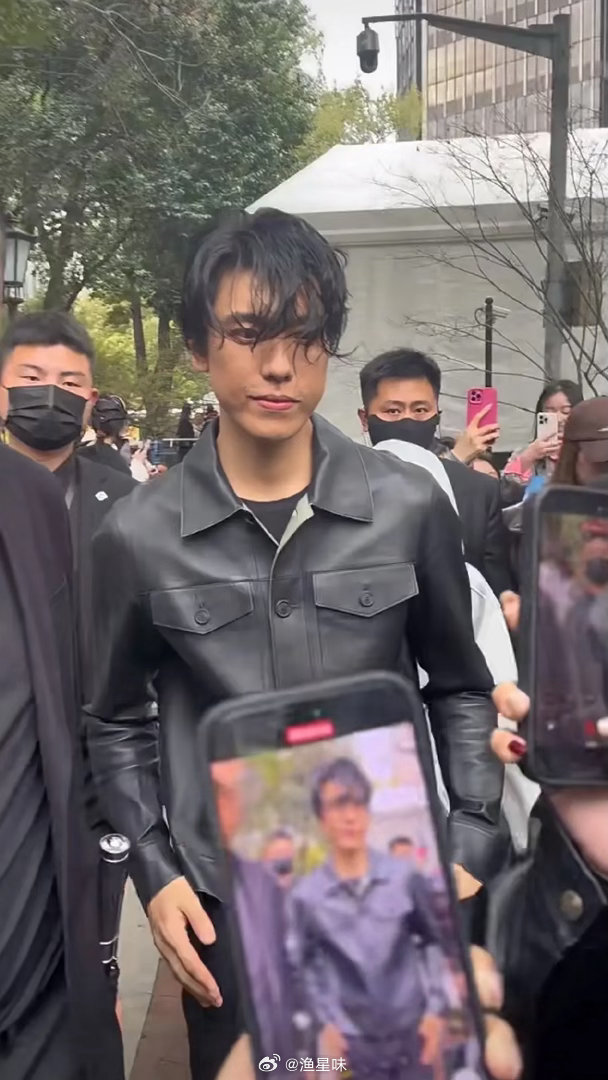 这人是谁？怎么这么油腻