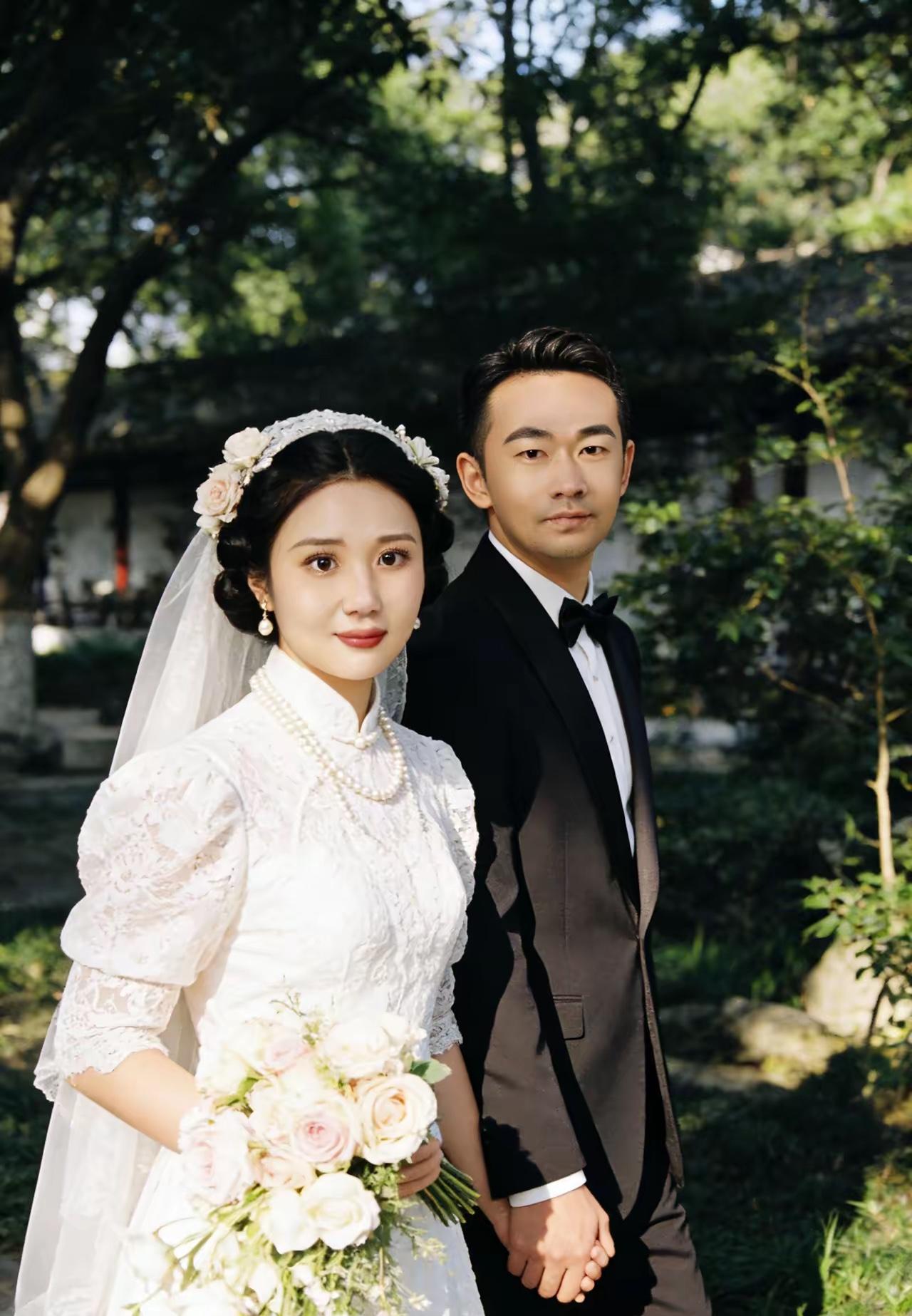 又一个行业被干掉了。有了AI连婚纱照都不需要拍了，只要你上传两人的图片，然后加上