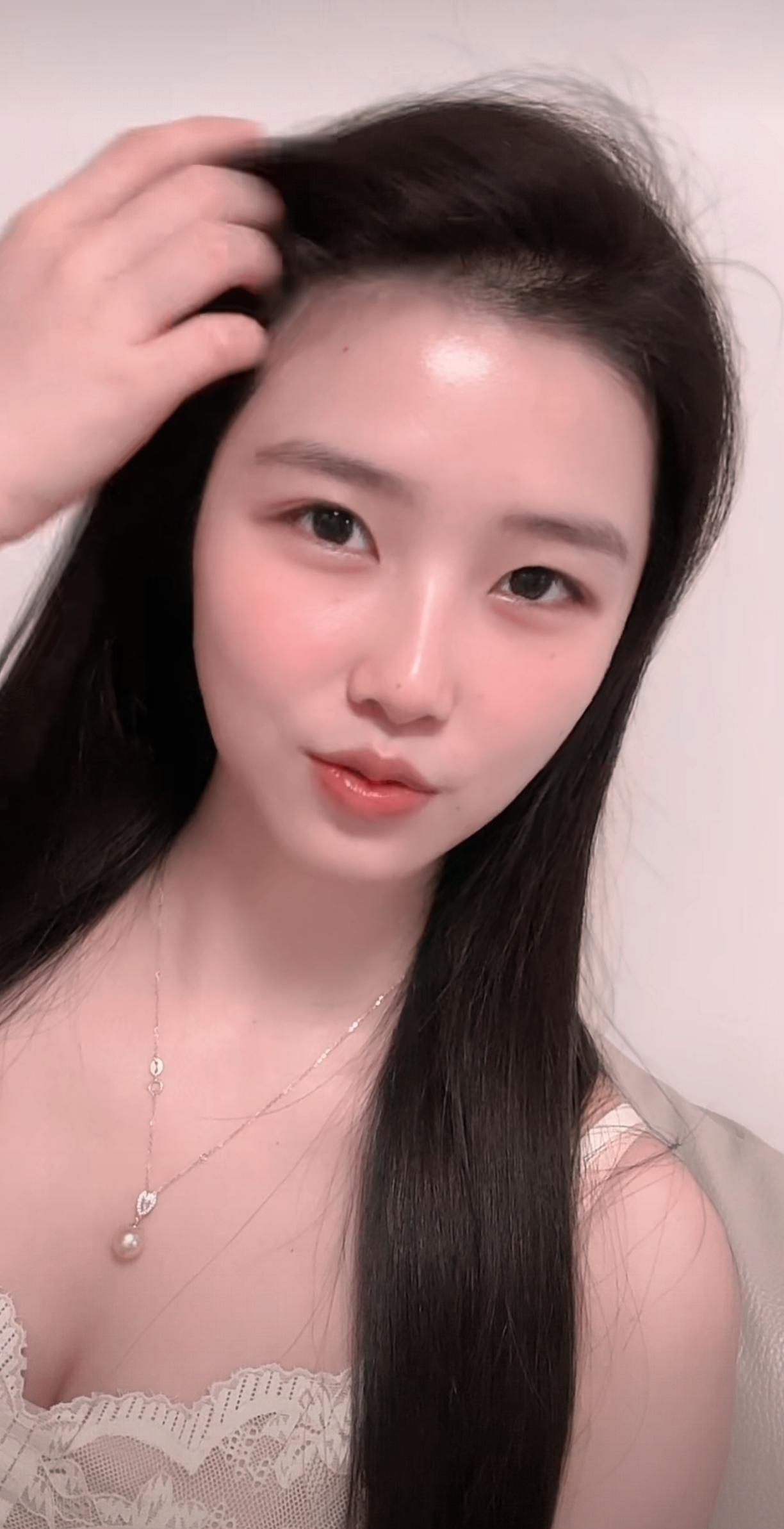 美女干嘛嘟嘴，让人猜不到！