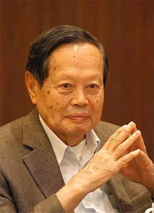 科学家杨振宁说，当年，毛主席接见我，谈了科学与哲学，他就问我，你们是看中理论，还