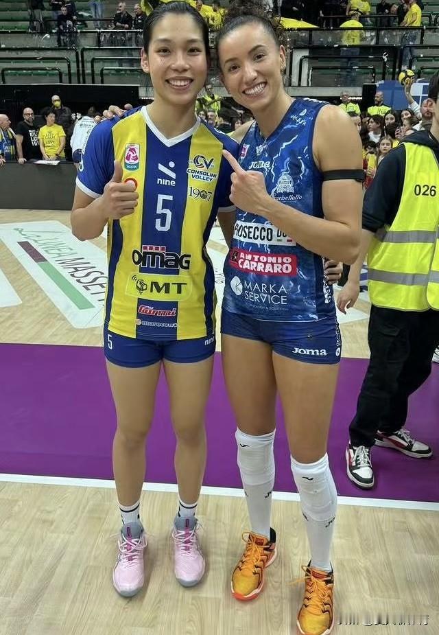 庄宇珊追星成功！今天凌晨跟科内利亚诺俱乐部打完，赛后庄宇珊拿着给自己偶像准备的小