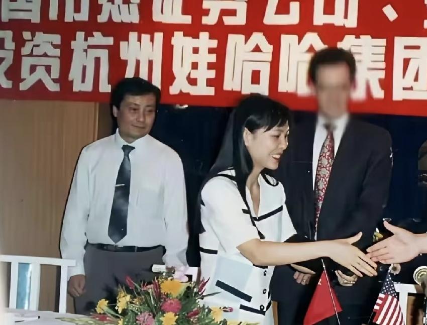 年轻时的杜建英长发飘飘，风华正茂，是一位好学上进的优雅女子；精致精明如她，后来
