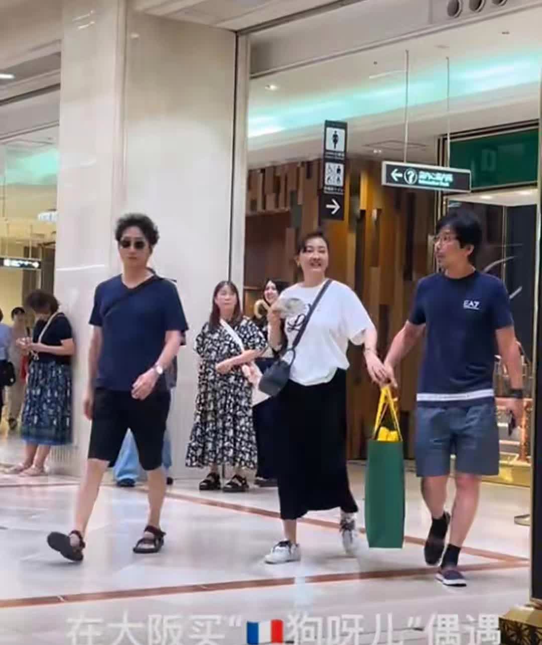 52岁牛莉与富豪老公日本罕见同框！照片中，身价上亿大8岁的富豪老公刘亚东，身材精