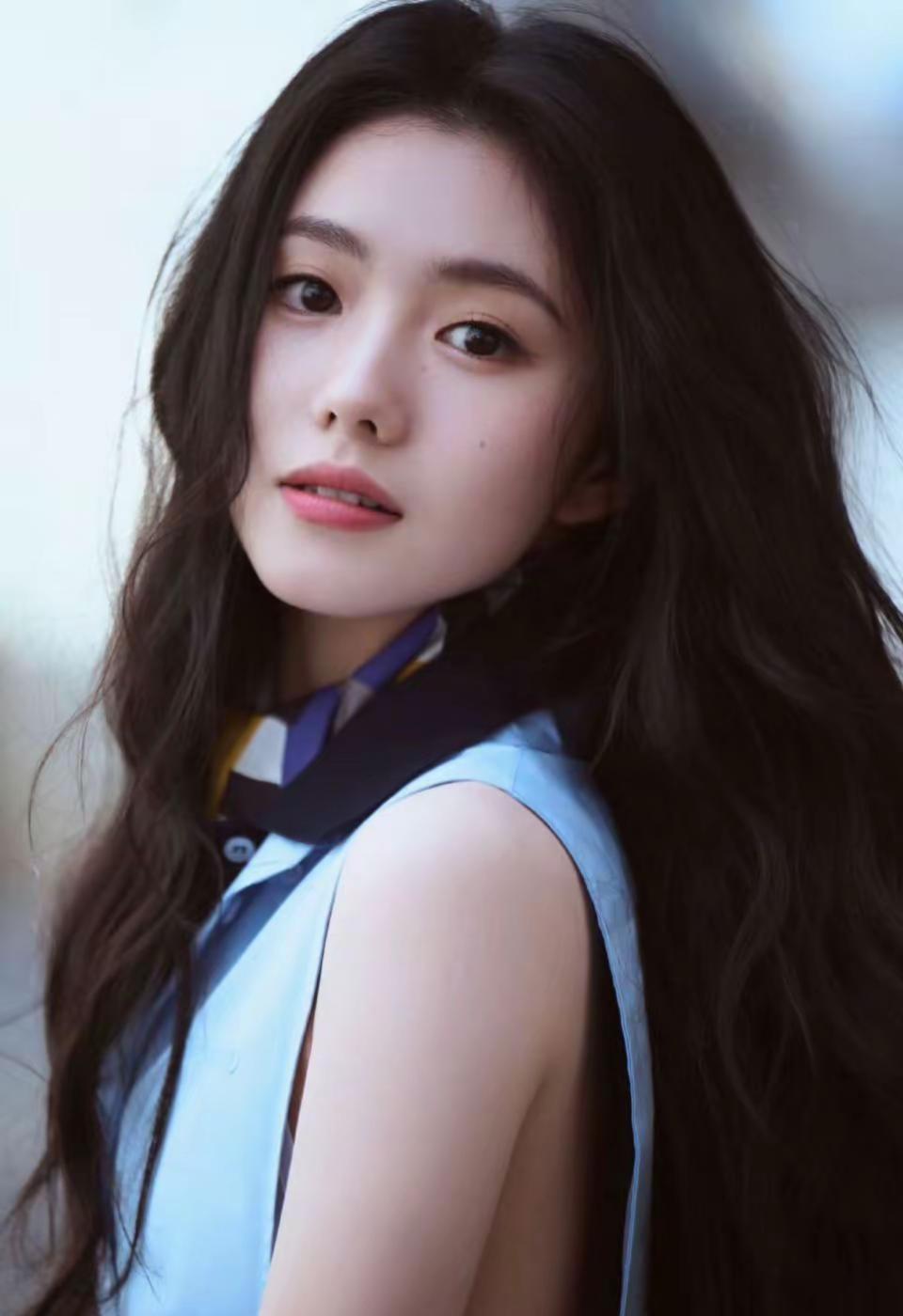 夯爆了。刘浩存时尚大片巴黎时装周