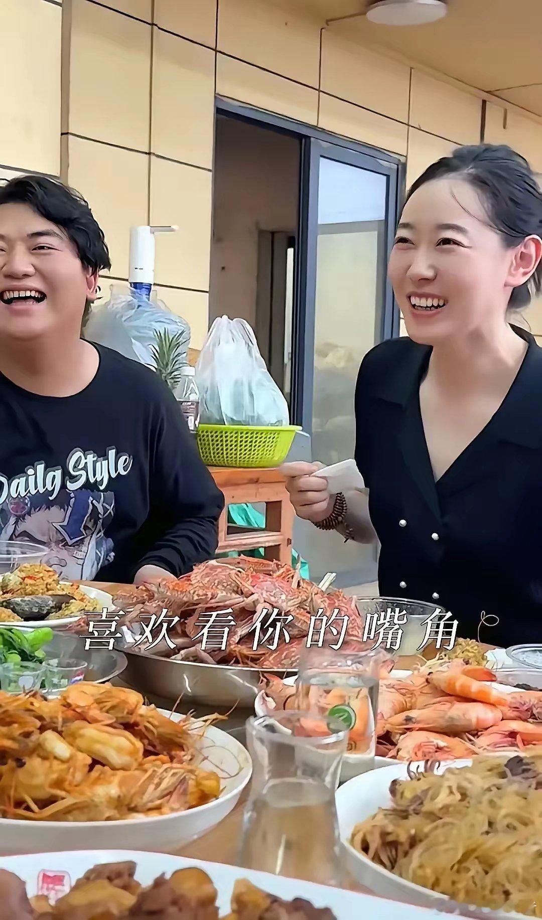 全红婵哥哥和这个美女聊的不错，都出来玩了，肯定有戏，看着可以呀！这个美女在婵