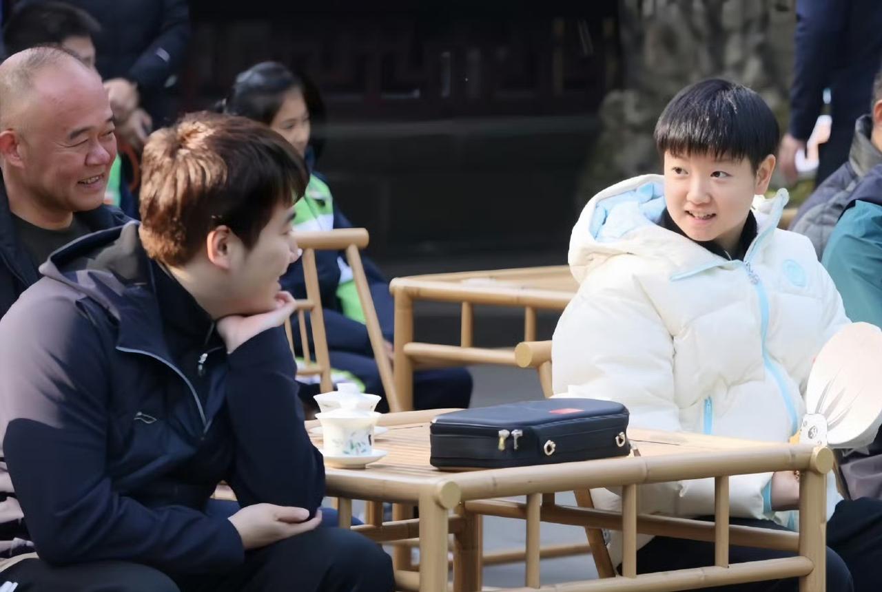 莎姐你jio冷不冷，冬天还穿这么透气的鞋子啊🥲旁边这叔也是太慈祥了。​​