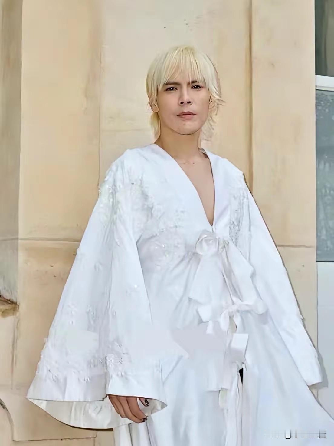 向佐，让人心疼。11月7日，41岁的向佐，冲上热搜，这一次，不是和郭碧婷离婚