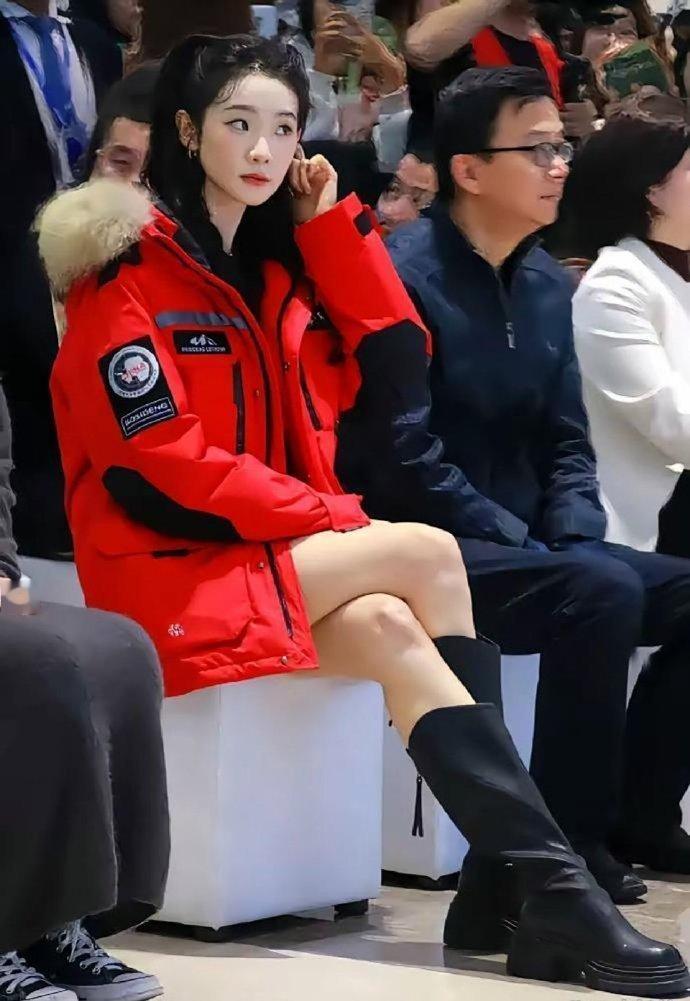 看了张艺凡才知道原来有人翘二郎腿一只脚可以踩到地上