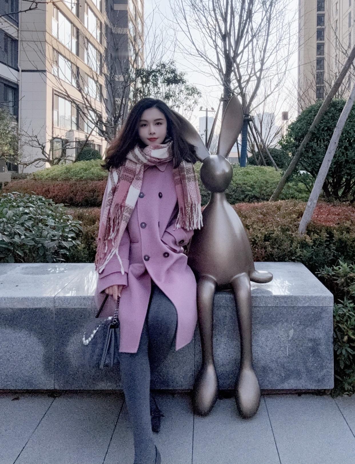 怎样穿搭能显示出温柔的女生气质?粉嫩外套+灰色打底，冬日穿搭指南🌟