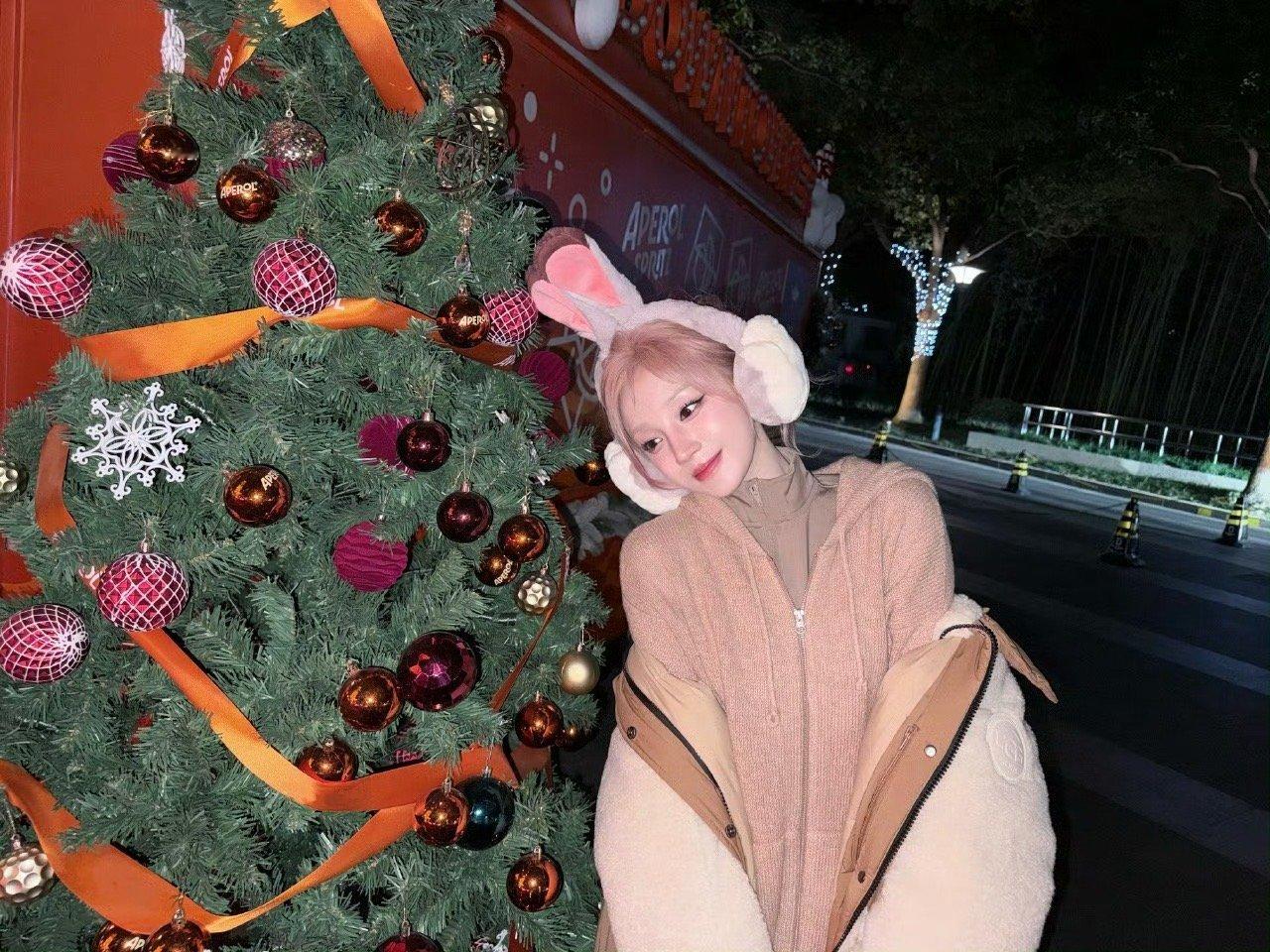 宋雨琦小狗变兔兔宋雨琦粉发小兔宋雨琦粉发配兔子耳罩也太会了吧！瞬间从小狗勾切换