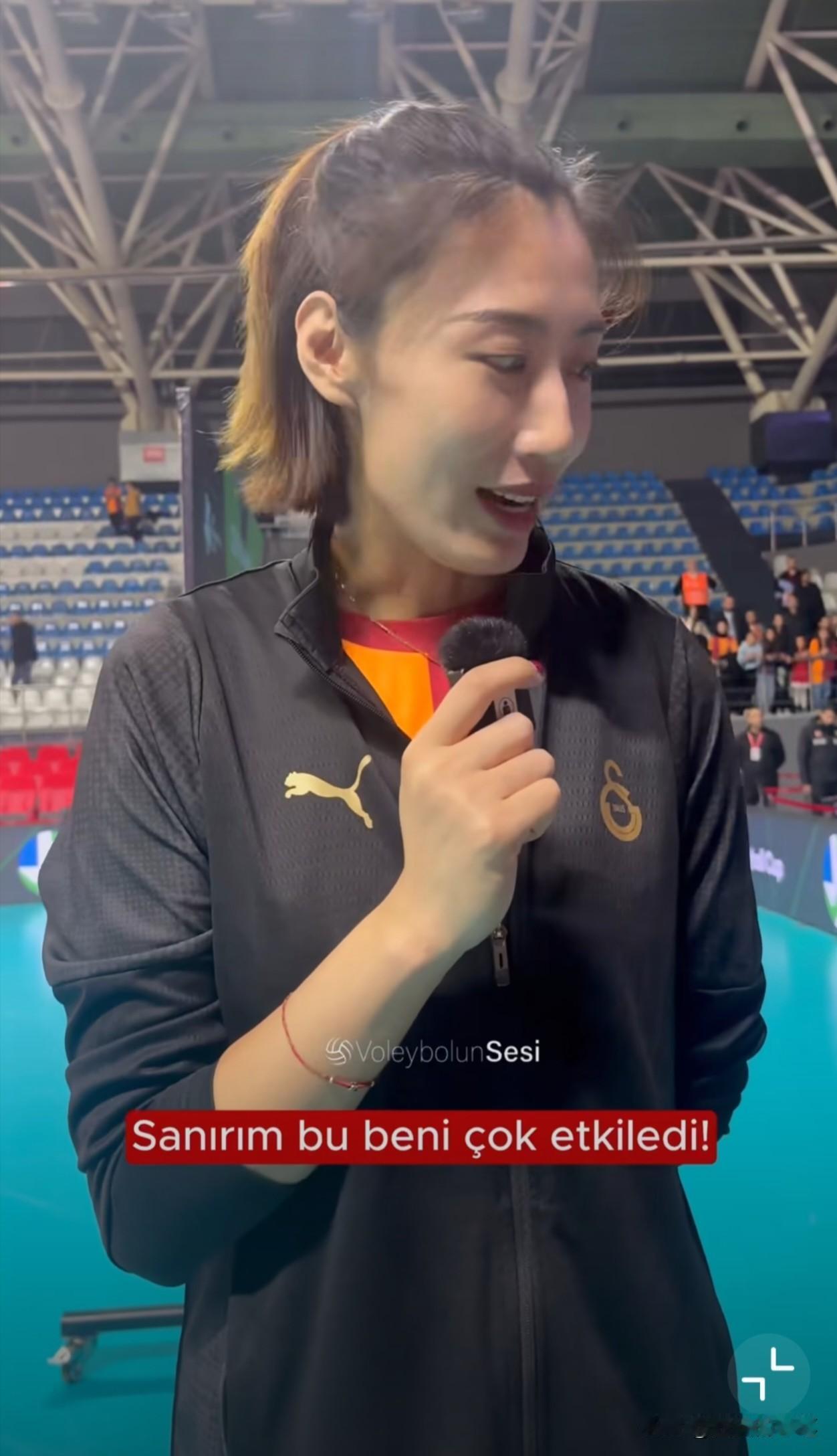 没想到，王媛媛这么受土耳其球迷欢迎，这气氛简直没得说了[呲牙笑]瞧，她和队友走到