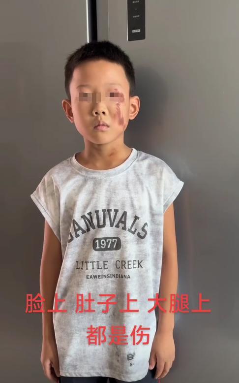 这下后悔了吧！9月21日，江西抚州，一男子在家里散养鸵鸟，多次提醒儿子离鸵鸟远点