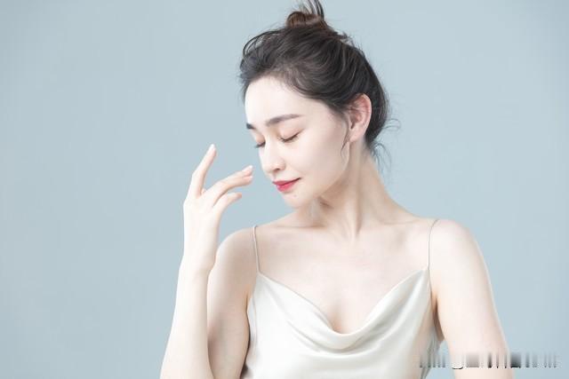 在和女人相处时，不经意的触碰能看出她对你的心意。要是触碰她时，她有这两种反应，那