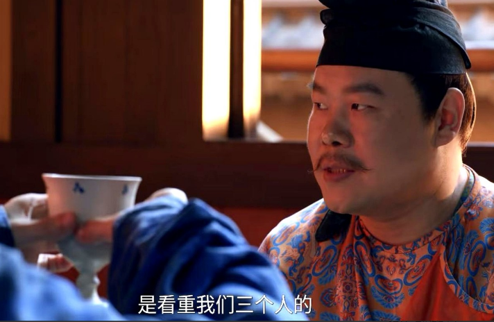 雷佳音说：最初郑平安这个人物是一个大帅哥来演的，后期看到岳云鹏来剧组，雷佳音才知