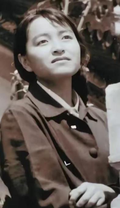 1995年，褚时健的掌上明珠褚映群被洛阳警方带走，4个月后，褚映群在狱中自杀身亡