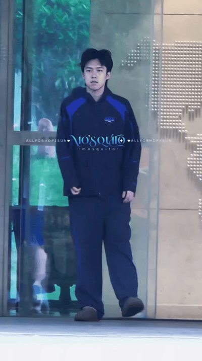 4.10日，头哥这萌萌的表情，还有这翘起的头发，有一种刚从被窝薅起来就上训的赶