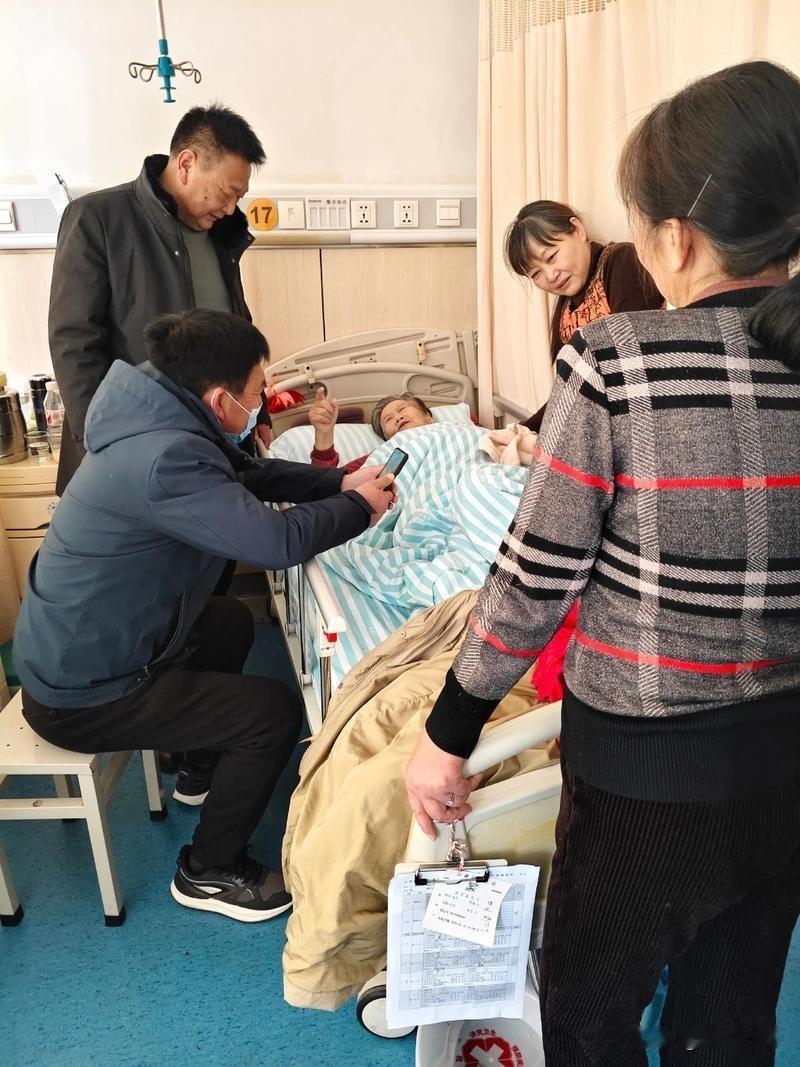 一位医院护工说：“一个生活不能自理的老人躺在床上，你去日夜不分地照顾两个月，你就