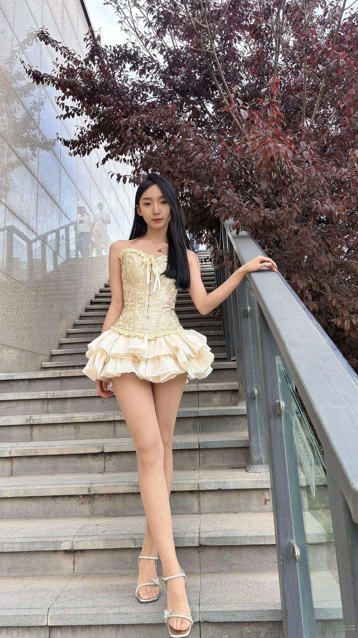 甜美白裙，穿出长腿美感！